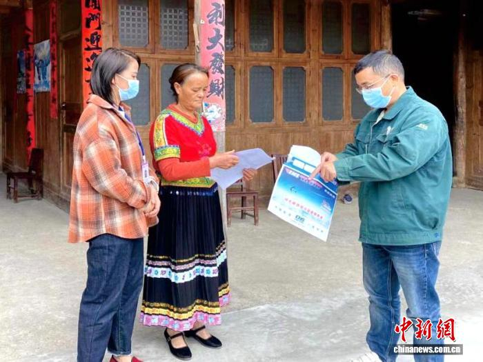 城步医保局与邮政部门推出免费的“医保专递”服务。　城步县医保局 供图