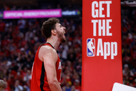 非常坚决！申京冲击篮筐 起飞滑翔单臂暴扣打成2+1