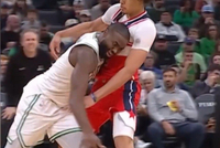 杰伦·布朗：我的发际线粉叫冠军印记 你们粘上应该感谢我