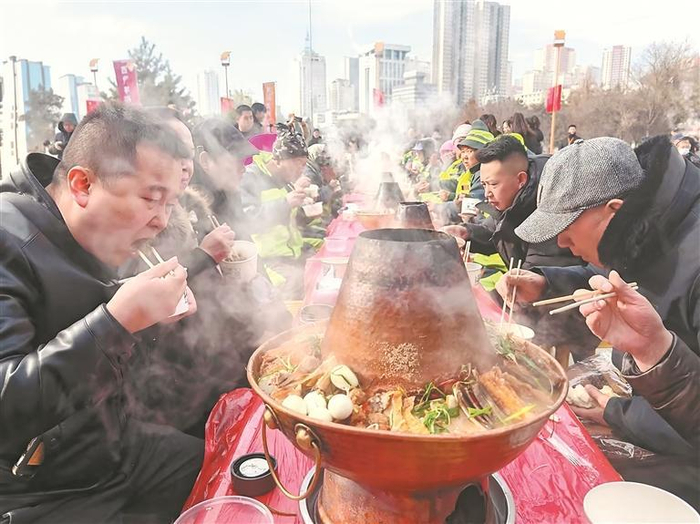 “饺香河湟?暖聚冬至——长桌暖心宴”暨秦腔展演活动现场。钟自珍 摄