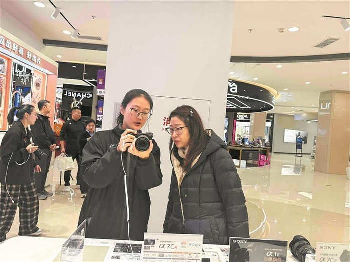 在索尼店内，消费者了解索尼相机的性能。董洁 摄