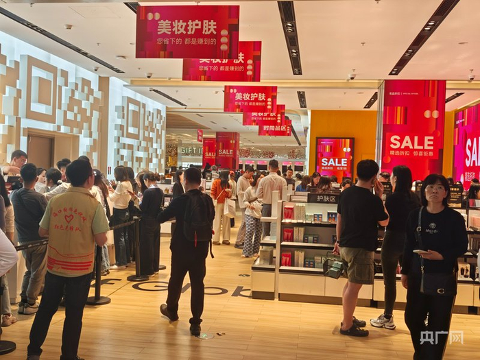 海口国际免税城内部（央广网记者  蔡文娟  摄）
