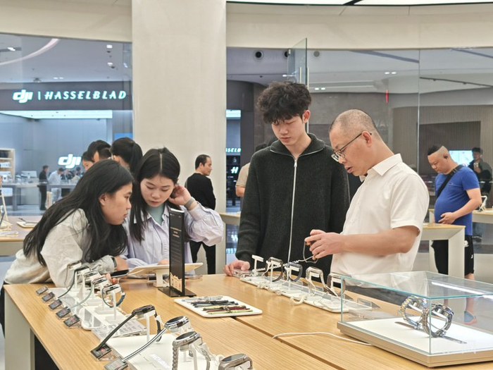 顾客挑选电子产品（央广网记者  蔡文娟  摄）