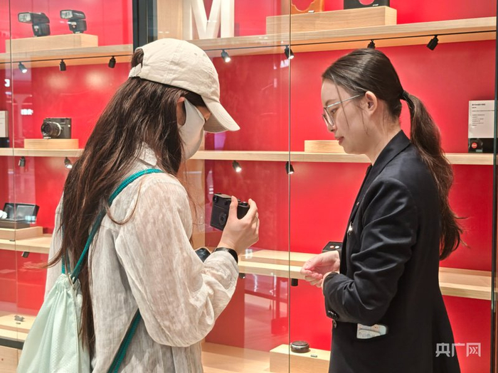 消费者挑选相机（央广网记者  蔡文娟  摄）