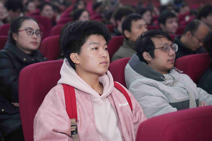聆听“传承2025”科学家精神报告会的学生