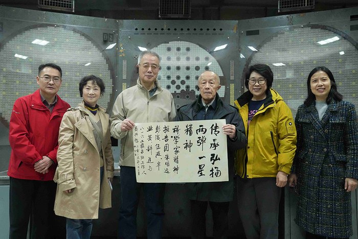 科学家精神报告团成员与工作人员在816工程遗址合影