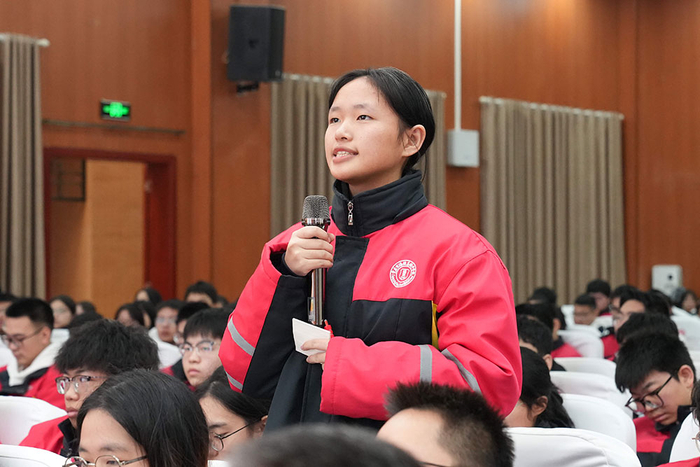 重庆市涪陵高级中学校学生在报告会现场提问
