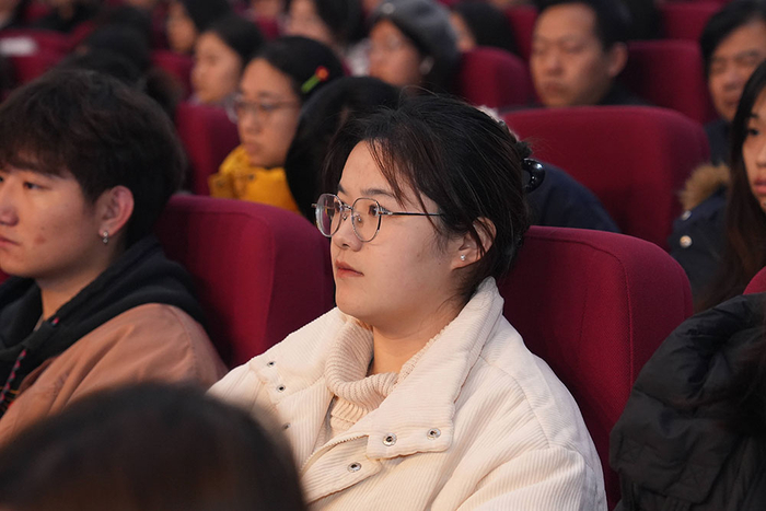 聆听“传承2025”科学家精神报告会的学生