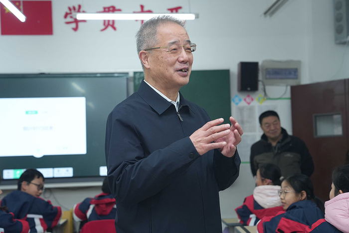 许进与学生互动