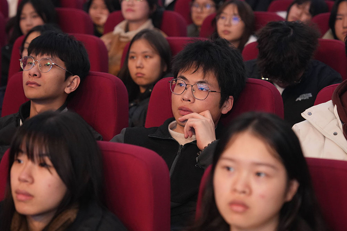 聆听“传承2025”科学家精神报告会的学生