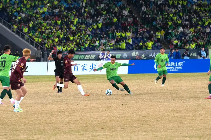 12月6日晚，温州市首届瓯越足球冠军联赛揭幕战在温州奥体中心体育场举行