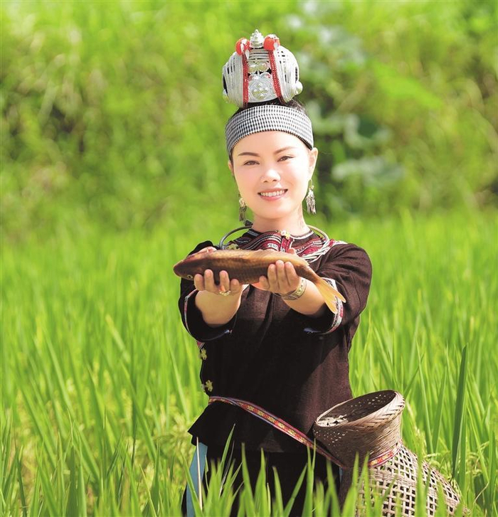 村民手里捧着都匀红鲤。（贵州省渔业协会供图）