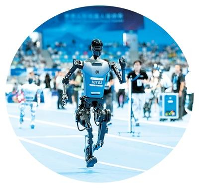 8月17日，在世界人形机器人运动会4×100米接力决赛中，天工队的人形机器人（前）在比赛中。新华社记者 鞠焕宗摄