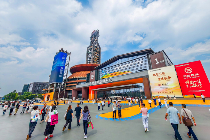 2025年服贸会期间，首钢四高炉已从工业遗存升级为服贸会国门会客枢纽，迎接八方来客。  北京日报记者 邓伟摄