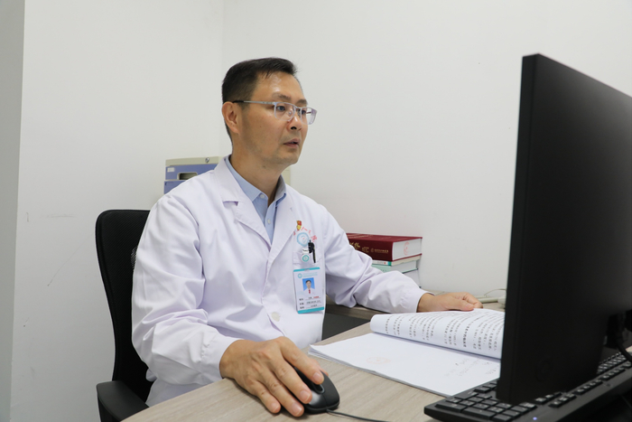 农康在工作中（央广网发  广西壮族自治区工人医院供图）