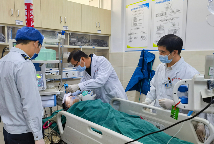 农康（左二）在救治患者（央广网发  广西壮族自治区工人医院供图）