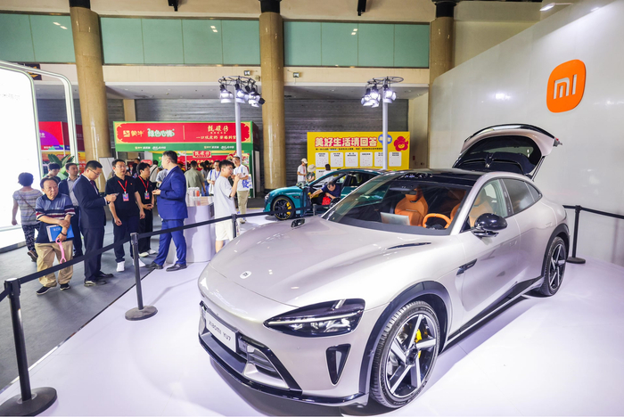 6月27日，首届美好生活博览会在北京展览馆开幕，小米汽车新发布的YU7在博览会现场亮相。北京日报记者 邓伟摄