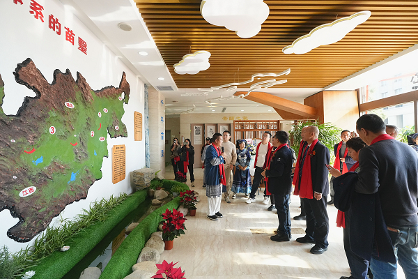 （图10：柏君鸿老师介绍苗族迁徙与苗毉渊源） 