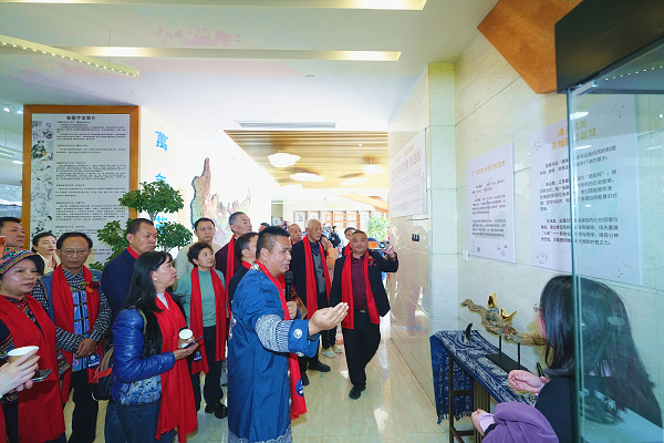 （图11：柏君鸿老师阐释“巫毉合一”、“神药两解”的独特哲学） 