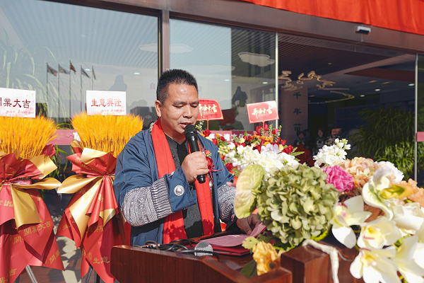 （图2：苗毉苗药非遗文化国际交流中心中心创始人、柏皇氏上古文化省级非遗传承大师柏君鸿老师讲话）