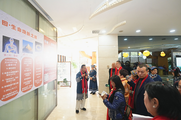 （图14：柏君鸿老师介绍为现代精英定制的个性化健康解决方案） 