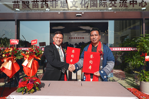 （图8、图9：柏君鸿老师与黄海刚先生签订《战略合作意向书》）