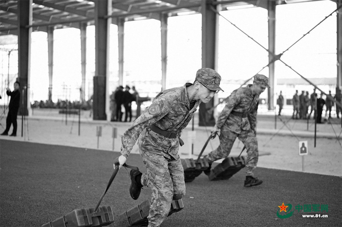 　　学员进行负重组合训练。李士成摄