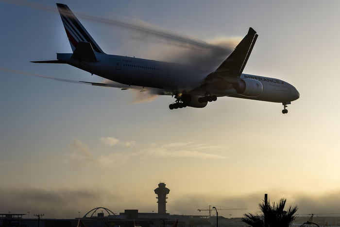 ▲当地时间2025年12月19日，一架法国航空公司的飞机降落在美国洛杉矶国际机场（配图，资料图片，据视觉中国）