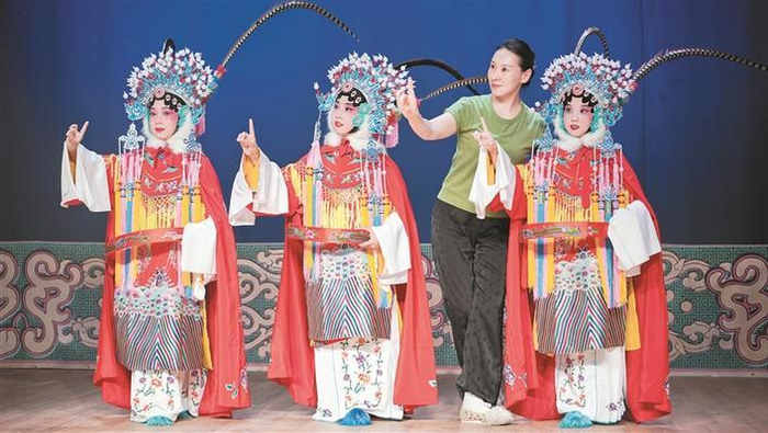     兵团豫剧团演员悉心指导昌吉市第八小学备战“中国少儿戏曲小梅花荟萃”活动的小演员（资料图片）。    冯启航  摄