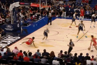 挺危险的！特雷·墨菲底角附近脚滑劈叉摔倒