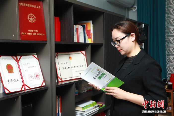 图为李晶利用工作间隙学习相关知识。石延寿 摄
