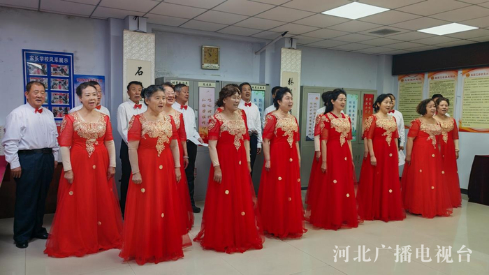 乐怡艺术团正在社区活动室里排练歌曲《我们一家亲》