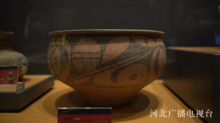 涿鹿博物馆宣教部主任王春燕介绍不同文物纹饰所代表的文化符号