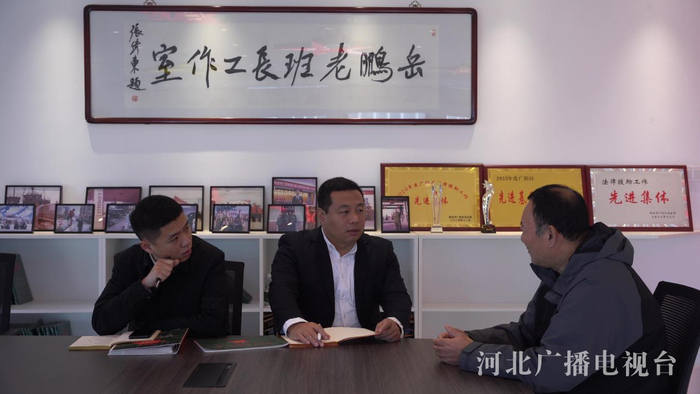 在“岳鹏老班长公益法律工作室”，值班律师正在为退役军人提供公益法律服务