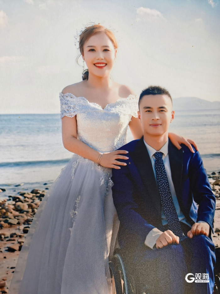 刘亚伟、柳敦阳补拍的结婚照。