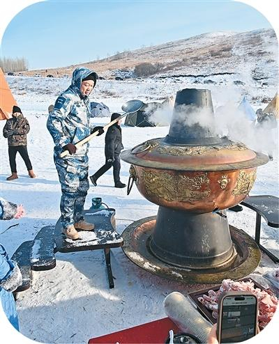 凤凰山景区的露天大火锅。本报记者 杨俊峰摄