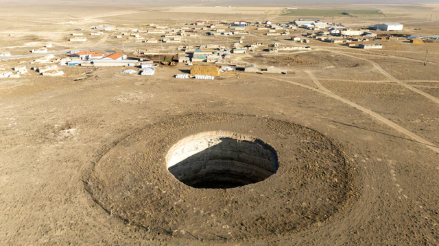 2025年12月19日无人机航拍显示，土耳其科尼亚省一村庄附近出现塌陷坑。路透社报道配图