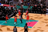 就是高啊！文班亚马空接不进 随后自己连续补篮最终还是将球打进