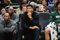 名记：只要雄鹿还围绕字母哥补强 像热火这些热门下家也只能等着