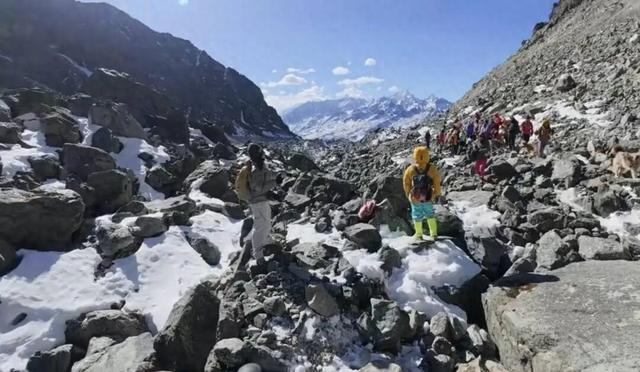 事发地在田海子冰川的一处滩石区。现场视频截图 