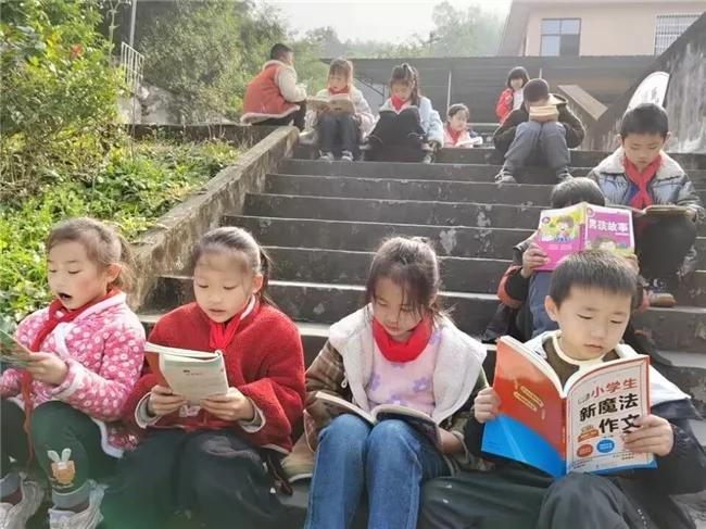 图|孩子们正在翻阅新书