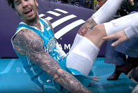 有点坏！三球突破被凯肖恩·乔治故意推倒差点冲突 后者一级恶意