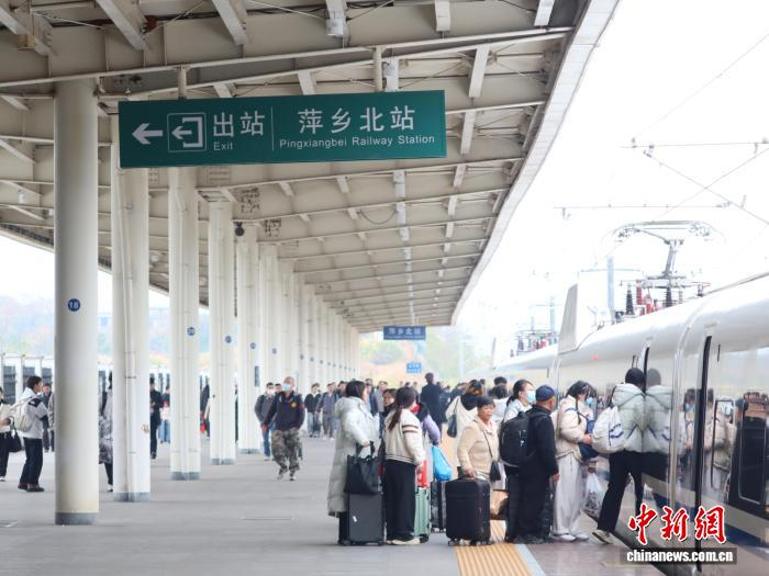 图为江西萍乡北站，旅客正在上下车。左嘉慧 摄
