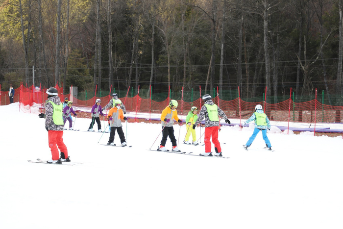 孟屯河谷滑雪场迎来青少年滑雪爱好者。 刘文佳  摄