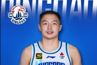 媒体人：王奕博起到了很关键的作用 他值得青岛用顶薪签下