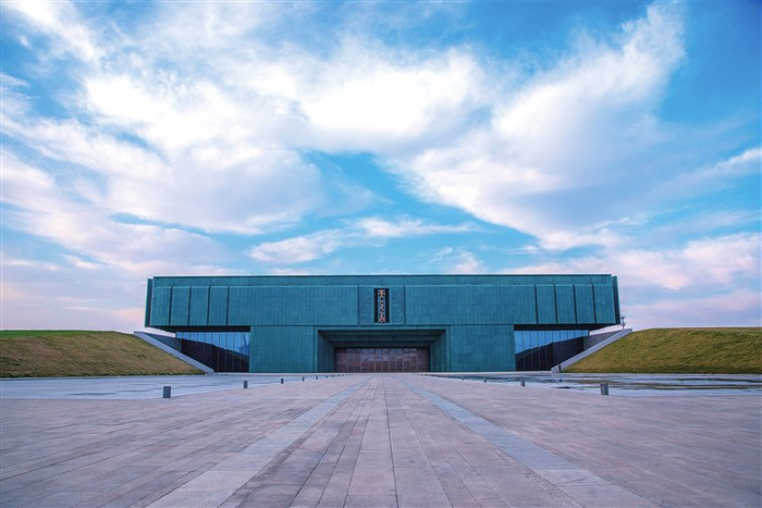 青銅大鼎造型的殷墟博物館矗立在洹河岸邊。