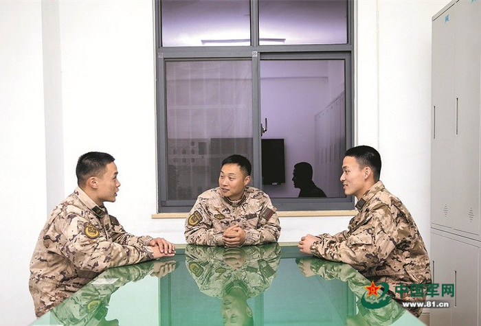 　　武警安徽总队某大队“目标制订指导小组”成员与战士热烈讨论。李沛 摄