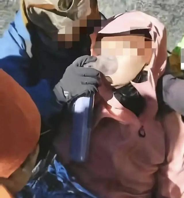 大家用氧气瓶对亮亮进行救助。视频截图 