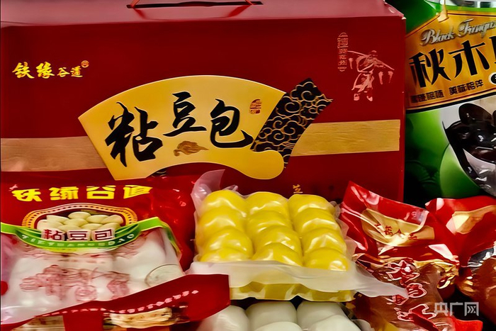 餐车提供多种哈尔滨特色美食（央广网实习记者  王雨萌  摄）