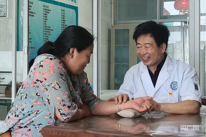 梁春荣总是能用笑容打消患者的紧张情绪（央广网记者  白德彰  摄）